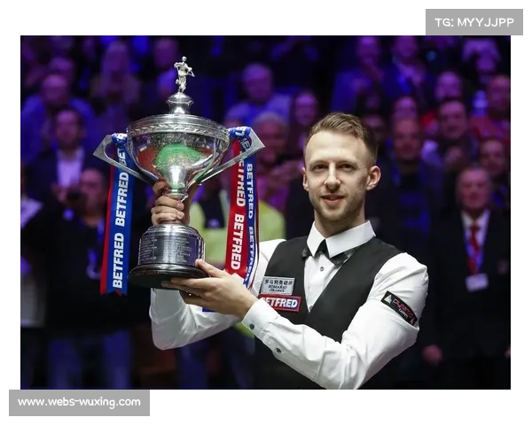 特鲁姆普笑容化解尴尬，观众掌声鼓励