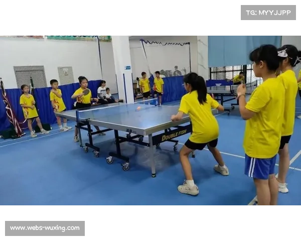 乒乓球训练营举办，专业选手指导青少年提高技术
