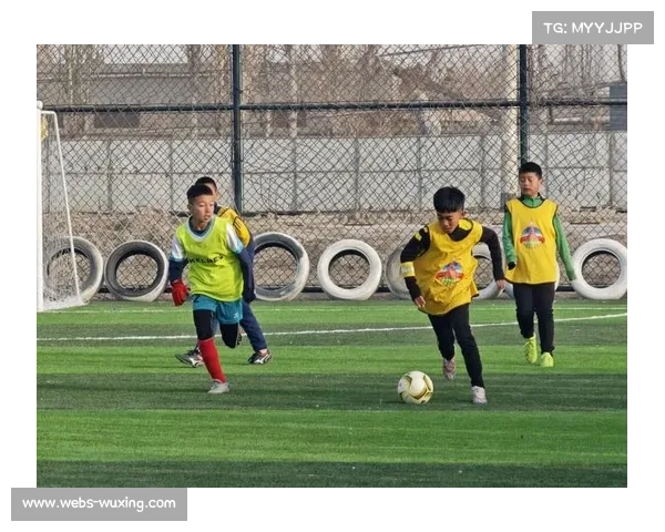 上海足协向巴楚县捐赠足球，助力西部青少年足球发展